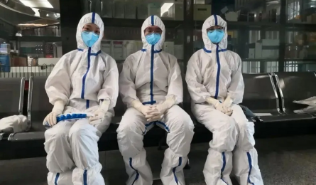 南开大学1987级数学系校友鲍际刚为43位抗击疫情翻译志愿者发放抗疫奖励金
